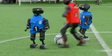 Robot umanoidi giocano a calcio, incerti e goffi cadono come birilli a Pechino
