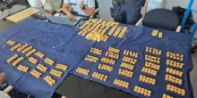 Monete e lingotti d'oro: il tesoro scoperto dentro il muro di una cantina