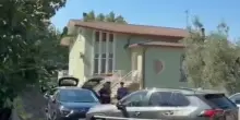 Uccide la moglie a coltellate e tenta di togliersi la vita