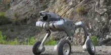 La corsa del robot-atleta che resiste all'acqua e carica 16 chili
