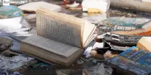 Raid russo su Kiev: distrutto dalle fiamme lo storico mercato dei libri di Petrivka
