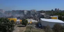 Centro commerciale distrutto a Donetsk dopo un presunto attacco con droni