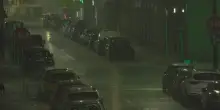 Pioggia a catinelle, strade di Milano invase dall'acqua: maltempo in Lombardia