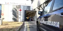 Prato, indagato per tentato omicidio agente di custodia che ha sparato a 22enne dentro l&rsquo;ospedale