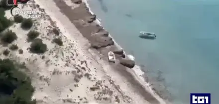 Turista 17enne travolta da barchino di migranti a Chia: arrestato il presunto scafista