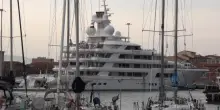 Lo yacht dell'ambasciatore USA al porto di Livorno: schieramento dei mezzi polizia