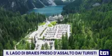 Il lago di Braies preso d'assalto dai turisti