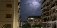 Il cielo s'illumina a giorno, fulmini e saette su Roma, l'improvviso temporale lampo