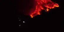 Etna, la colata lavica continua: le immagini notturne dal drone