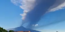 Etna, ripresa l'attivit&agrave; stromboliana dal cratere della Voragine: emissione di cenere