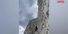 Perde il controllo del parapendio e resta aggrappato alla parete: il salvataggio &egrave; spettacolare