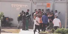 Migranti: la Svizzera riavvia i trasferimenti verso l&rsquo;Italia tra le polemiche