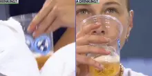 Anisimova e la bibita in campo: le immagini che fanno pensare a una birra a Cincinnati, video virale
