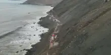 Per&ugrave;, fango e rocce travolgono la strada costiera: le immagini della frana di Arequipa
