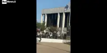 Usa, spunta una grande bandiera nazista durante il corteo anti-islam in Michigan