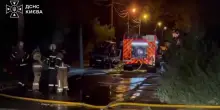 Fuoco e fiamme dopo l'arrivo dei missili russi su Kiev, persone rimaste intrappolate