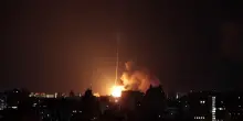 L'arrivo in diretta del missile balistico russo mentre incendia lo skyline di Kiev: l'esplosione