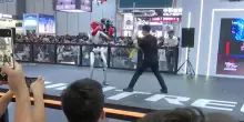 Ecco il pugile robot: colpisce un uomo nel match dimostrativo alla fiera di Pechino