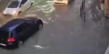 Chiavari sott'acqua, auto si fanno strada nel nubifragio: video