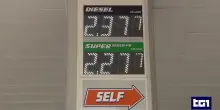 La benzina torna sopra i due euro ovunque, ai massimi da settembre 2023