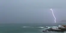 Genova, tempesta di fulmini e tuoni sulla costa ligure: "Una cosa mai vista"