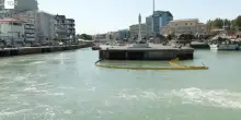 Finita fuga dell'uomo che si era lanciato in auto con moglie nel canale, lei non sapeva nuotare