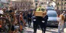 L'ultimo saluto al 50enne che aveva provato a difendere il figlio in una rissa