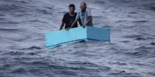 Messico, pescatori alla deriva per 5 giorni su una ghiacciaia nell&rsquo;Oceano Pacifico: il salvataggio