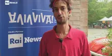 Omar Conti, il pianista con il Maggiolone che porta emozioni in viaggio
