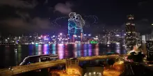 Spettacolo pirotecnico 2.0 a Hong Kong: 2mila droni dipingono il cielo di notte