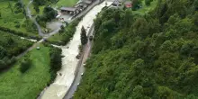 Detriti e fango bloccano la strada a Isola di Fondra dopo l'esondazione del torrente