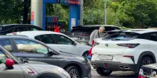 Droni ucraini sulle raffinerie: a Mosca tornano le lunghe code ai distributori di benzina