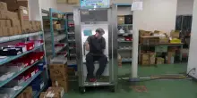 Giappone, il "frigorifero umano" rinfresca i lavoratori durante il caldo estivo