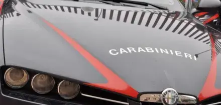 Donna trovata impiccata e la casa in fiamme,  indagini in corso