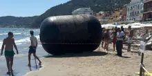Oggetto misterioso sulla spiaggia di Alassio: &ldquo;Forse &egrave; un parabordo da banchina&rdquo;