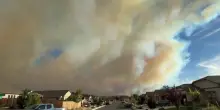 La nube del maxi incendio oscura il cielo sopra Reno