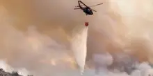 Nevada a fuoco, l'elicottero della Guardia Nazionale cerca di spegnere le fiamme