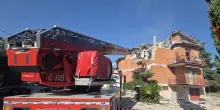 Cassino, crolla tetto palazzina dopo esplosione, 2 ustionati gravi. Si ipotizza fuga di gas