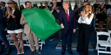 Trump e Melania sulla &ldquo;Beast&rdquo; tra i bolidi Indy, l&rsquo;aquila e il bombardiere invisibile a Washington