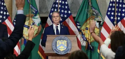 Bessent e "Economic Outcast": "Cina non esclusa da sanzioni. Leader del mondo scelgano Iran o USA"