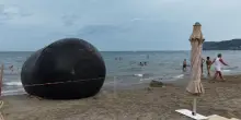 Un gigantesco cilindro nero sulla spiaggia Alassio, il video dal drone