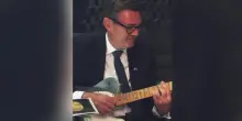 Burnham con la chitarra del soldato ucraino: il premier britannico suona gli Smiths nel Music Bus