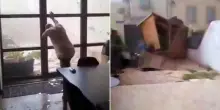 Tornado in Francia: un uomo tenta di tenere la portafinestra mentre il vortice colpisce la casa