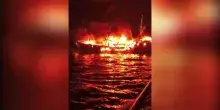 Spagna, peschereccio in fiamme affonda al largo della Galizia: in salvo i tre marinai