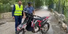 Bimba di 4 anni investita da una moto, i rilievi dei carabinieri sul luogo dell'incidente