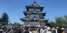 Giappone: 1.800 volontari spostano a mano il castello seicentesco Hirosaki