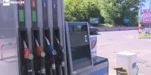 Benzina e gasolio, i prezzi volano e tagliare le accise costa