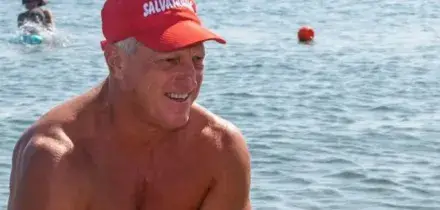 Bagnino si getta per salvare un uomo in mare, muoiono entrambi