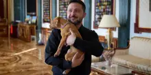 Da Bucha al progetto antimissile: la storia di Freya, il cane donato a Zelensky dal campione di boxe