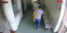 Napoli, porta via un condizionatore dall&rsquo;Istituto Tumori: denunciato. Le immagini delle telecamere